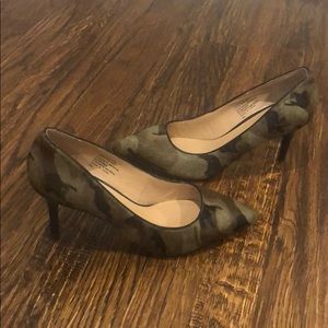Women’s Banana Republic camo textured heels!